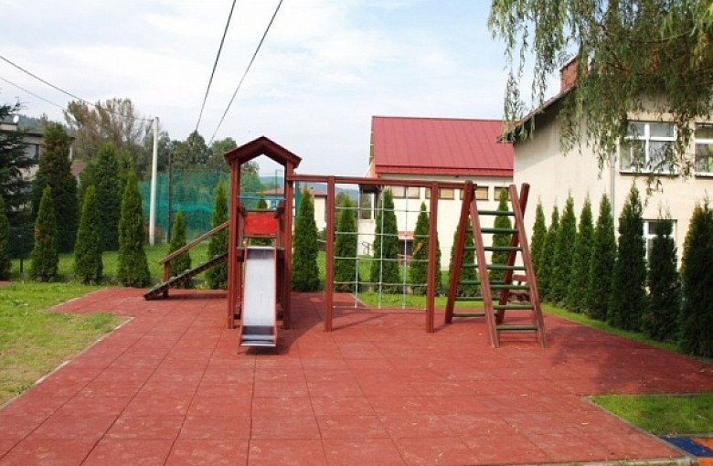 Plac zabaw w Międzybrodziu Bialskim przy przedszkolu
